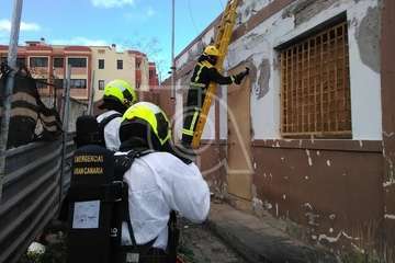 Los bomberos evacúan a un anciano con síndrome de Diógenes de una vivienda de Telde (Foto Teldeojeando y TA)