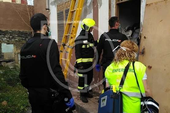 Los bomberos evacúan a un anciano con síndrome de Diógenes de una vivienda de Telde (Foto Teldeojeando y TA)