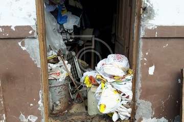 Los bomberos evacúan a un anciano con síndrome de Diógenes de una vivienda de Telde (Foto Teldeojeando y TA)