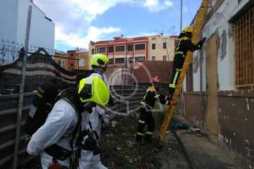 Los bomberos evacúan a un anciano con síndrome de Diógenes de una vivienda de Telde (Foto Teldeojeando y TA)