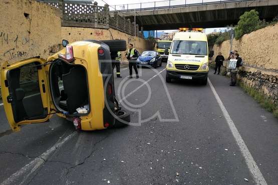 Accidente de tráfico en el Callejón del Castillo (Foto TA)
