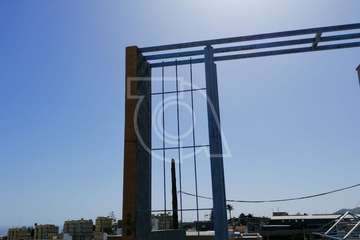El viento tira un cartel de unas obras en La Herradura (Foto TA)