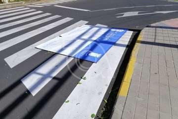 El viento tira un cartel de unas obras en La Herradura (Foto TA)