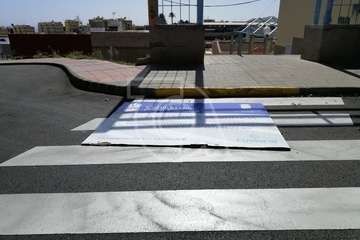 El viento tira un cartel de unas obras en La Herradura (Foto TA)