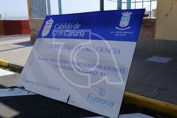 El viento tira un cartel de unas obras en La Herradura (Foto TA)