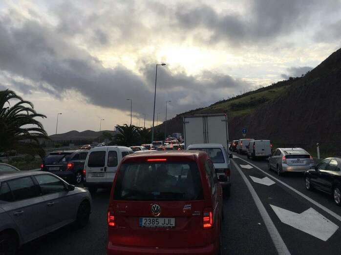 Colas en la GC-1 por el accidente (Foto TA)