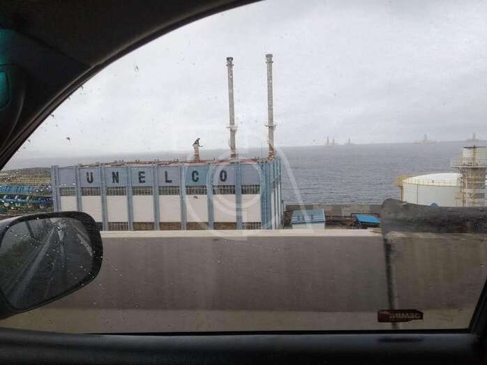 En la imagen captada por un lector de TELDEACTUALIDAD se puede ver que sólo se mantienen en pie dos de las tres chimeneas (Foto TA)