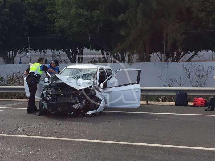 Agente de la Policía Local en una colisión frontal entre dos vehículos en la vía de circunvalación (Foto TA)