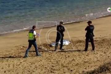  Encuentran el cuerpo sin vida de un varón flotando en la playa de Aguadulce (Foto TA captada de RTVC)