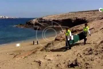  Encuentran el cuerpo sin vida de un varón flotando en la playa de Aguadulce (Foto TA captada de RTVC)