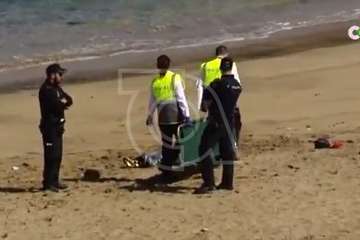  Encuentran el cuerpo sin vida de un varón flotando en la playa de Aguadulce (Foto TA captada de RTVC)
