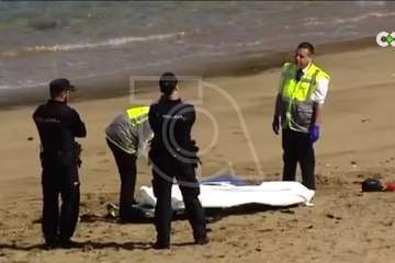  Encuentran el cuerpo sin vida de un varón flotando en la playa de Aguadulce (Foto TA captada de RTVC)