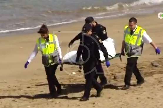  Encuentran el cuerpo sin vida de un varón flotando en la playa de Aguadulce (Foto TA captada de RTVC)