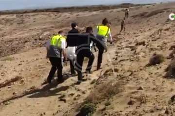  Encuentran el cuerpo sin vida de un varón flotando en la playa de Aguadulce (Foto TA captada de RTVC)