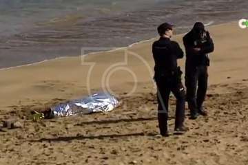 Encuentran el cuerpo sin vida de un varón flotando en la playa de Aguadulce (Foto TA captada de RTVC)