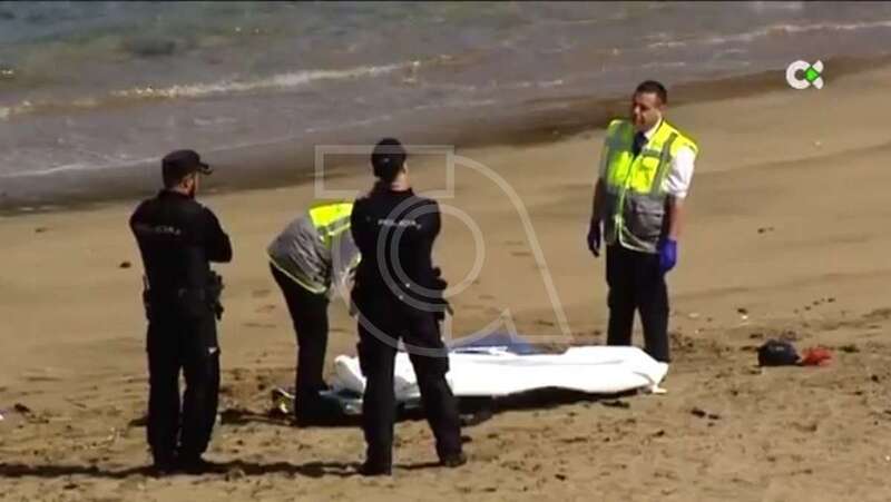 El cadáver del vecino ahogado custodiado por la Policía Nacional (Foto TA)