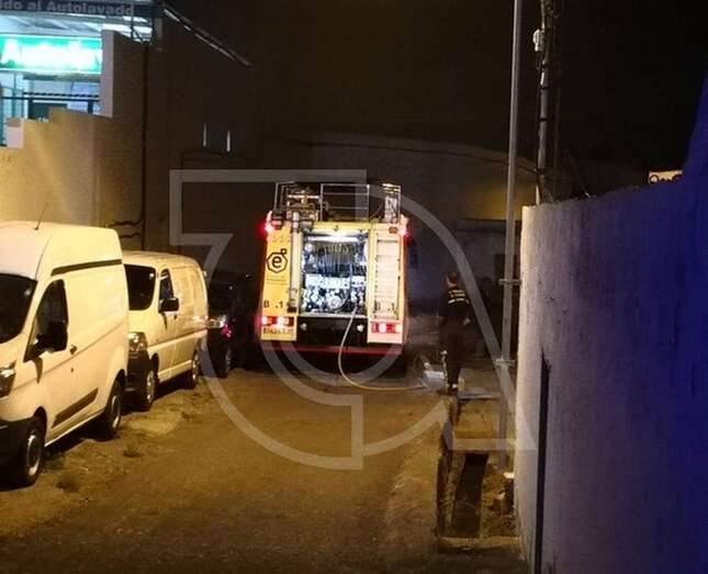 Los bomberos en el lugar del incendio (Foto TA)