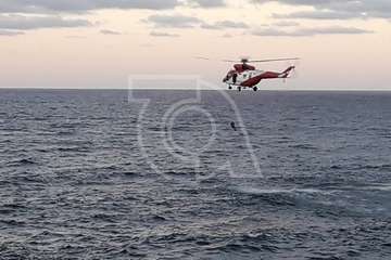 Un helicóptero de Salvamento Marítimo rescata del mar de La Garita a una persona en apuros (Foto TA)