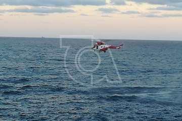 Un helicóptero de Salvamento Marítimo rescata del mar de La Garita a una persona en apuros (Foto TA)