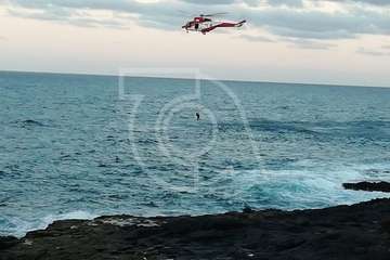 Un helicóptero de Salvamento Marítimo rescata del mar de La Garita a una persona en apuros (Foto TA)