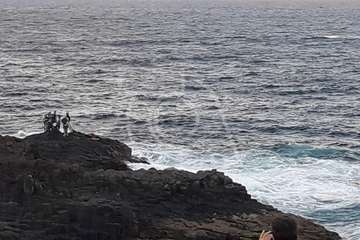 Un helicóptero de Salvamento Marítimo rescata del mar de La Garita a una persona en apuros (Foto TA)
