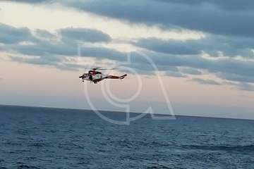 Un helicóptero de Salvamento Marítimo rescata del mar de La Garita a una persona en apuros (Foto TA)