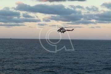 Un helicóptero de Salvamento Marítimo rescata del mar de La Garita a una persona en apuros (Foto TA)