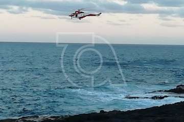Un helicóptero de Salvamento Marítimo rescata del mar de La Garita a una persona en apuros (Foto TA)