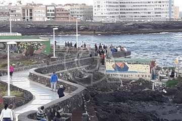 Un helicóptero de Salvamento Marítimo rescata del mar de La Garita a una persona en apuros (Foto TA)