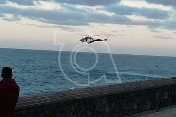 Un helicóptero de Salvamento Marítimo rescata del mar de La Garita a una persona en apuros (Foto TA)