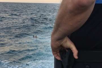 Un helicóptero de Salvamento Marítimo rescata del mar de La Garita a una persona en apuros (Foto TA)