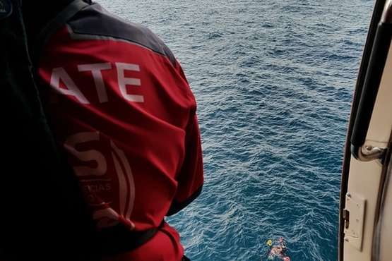 Un helicóptero de Salvamento Marítimo rescata del mar de La Garita a una persona en apuros (Foto TA)