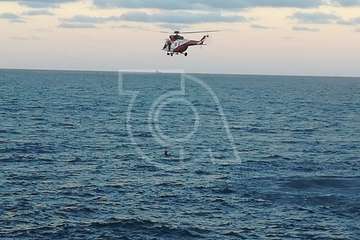 Un helicóptero de Salvamento Marítimo rescata del mar de La Garita a una persona en apuros (Foto TA)