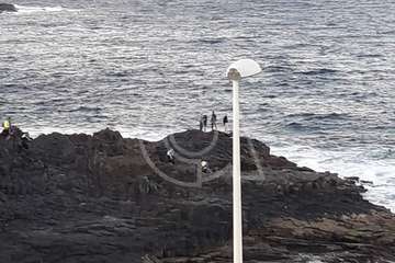 Un helicóptero de Salvamento Marítimo rescata del mar de La Garita a una persona en apuros (Foto TA)