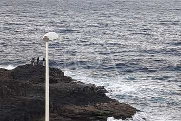Un helicóptero de Salvamento Marítimo rescata del mar de La Garita a una persona en apuros (Foto TA)
