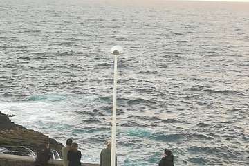 Un helicóptero de Salvamento Marítimo rescata del mar de La Garita a una persona en apuros (Foto TA)