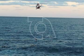 Un helicóptero de Salvamento Marítimo rescata del mar de La Garita a una persona en apuros (Foto TA)