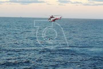 Un helicóptero de Salvamento Marítimo rescata del mar de La Garita a una persona en apuros (Foto TA)