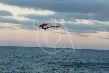 Un helicóptero de Salvamento Marítimo rescata del mar de La Garita a una persona en apuros (Foto TA)