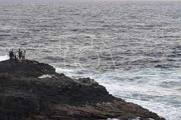 Un helicóptero de Salvamento Marítimo rescata del mar de La Garita a una persona en apuros (Foto TA)