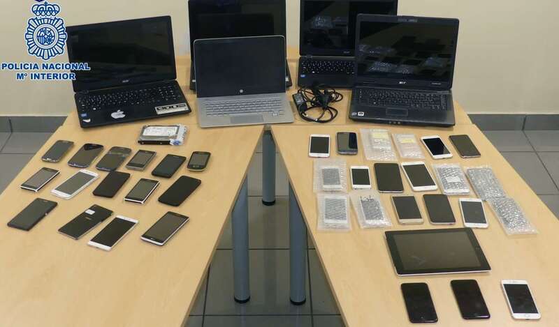 El detenido hacía copias del contenido multimedia de los terminales de los clientes y se los guardaba (Foto TA)