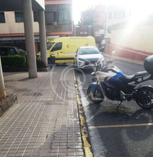 Una ambulancia del SUC en el lugar donde ocurrió la trifulca (Foto TA)