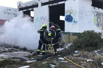 Incendio en una nave industrial abandonado de Lomo La Francia (Foto TA)