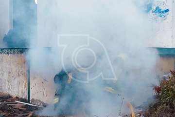 Incendio en una nave industrial abandonado de Lomo La Francia (Foto TA)