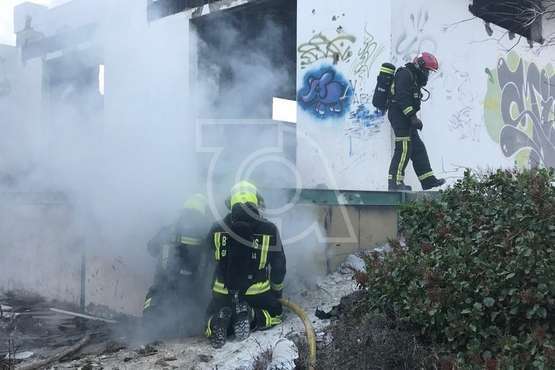 Incendio en una nave industrial abandonado de Lomo La Francia (Foto TA)