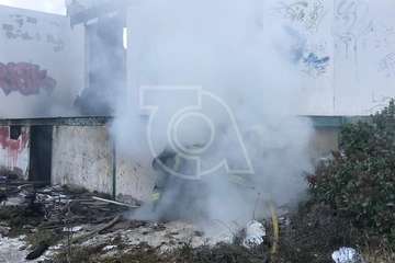 Incendio en una nave industrial abandonado de Lomo La Francia (Foto TA)