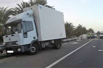 Accidente en la GC-1, en dirección norte, a la altura del aeropuerto (Foto TA)