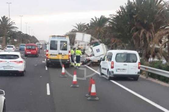 Accidente en la GC-1, en dirección norte, a la altura del aeropuerto (Foto TA)