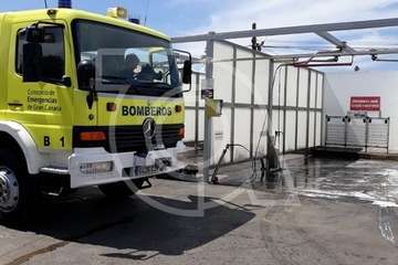 Los bomberos rescatan a un asustado gato que se había subido a un poste en la gasolinera de El Cubillo (Foto TA)