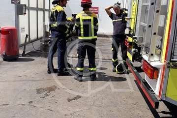 Los bomberos rescatan a un asustado gato que se había subido a un poste en la gasolinera de El Cubillo (Foto TA)